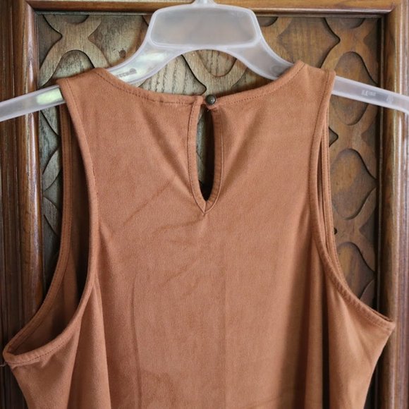 Red Camel Sleeveless Faux Suede Laser Cut Out Scalloped Hem Top - M - Picture 6 of 12